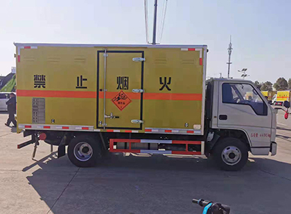 化德爆破器材运输车工人安全操作规范与智能技术保障
